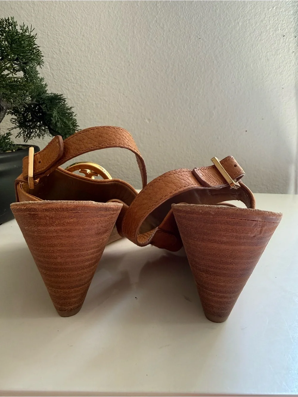 Tory Burch Amanda wedge women size 8 Tan Leather Wedge Sandals with Logo Emblem